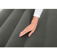 Detailaufnahme einer Luftmatratze mit Hand