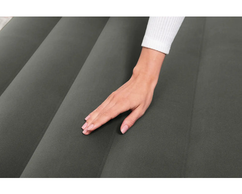 Detailaufnahme einer Luftmatratze mit Hand