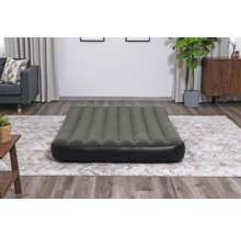 Aufblasbare Gästematratze auf einem Teppich in einem Wohnzimmer