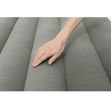 Detailaufnahme einer grauen Luftmatratze mit Hand.