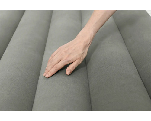 Detailaufnahme einer grauen Luftmatratze mit Hand.