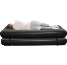 Luftmatratze mit Person im Schlafzimmer