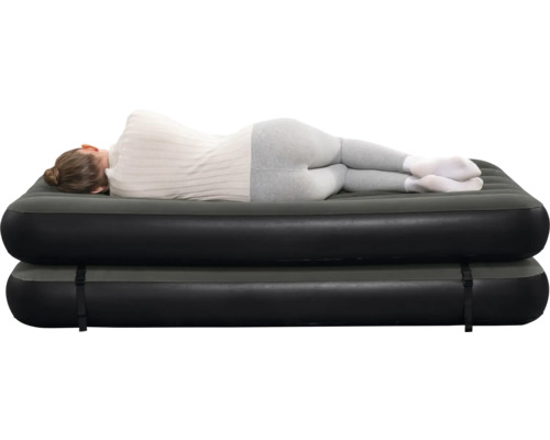 Luftmatratze mit Person im Schlafzimmer
