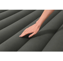 Luftmatratze mit Hand berührt