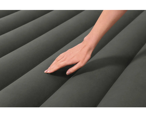 Luftmatratze mit Hand berührt