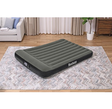 Aufblasbare Bestway Matratze im Wohnzimmer auf einem Teppich
