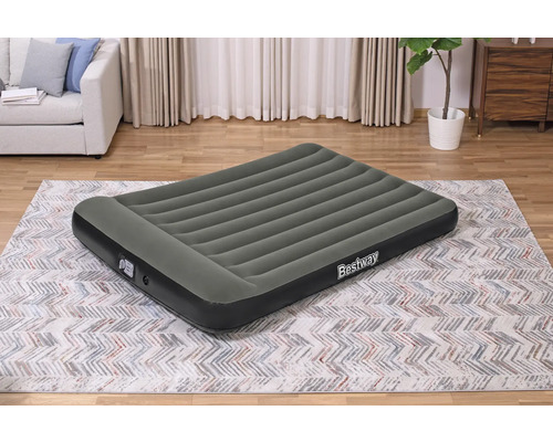 Aufblasbare Bestway Matratze im Wohnzimmer auf einem Teppich