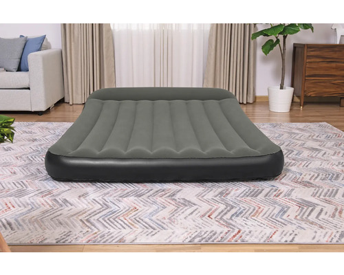 Aufblasbare Matratze im Wohnzimmer auf dem Teppich