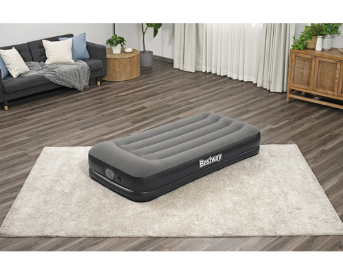 Bestway Luftmatratze im Wohnzimmer auf einem Teppich