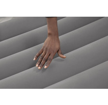 Luftmatratze mit Hand zur Demonstration der Materialbeschaffenheit