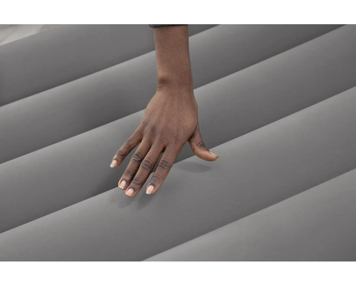 Luftmatratze mit Hand zur Demonstration der Materialbeschaffenheit