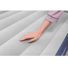 Detailaufnahme einer Hand auf einer Luftmatratze