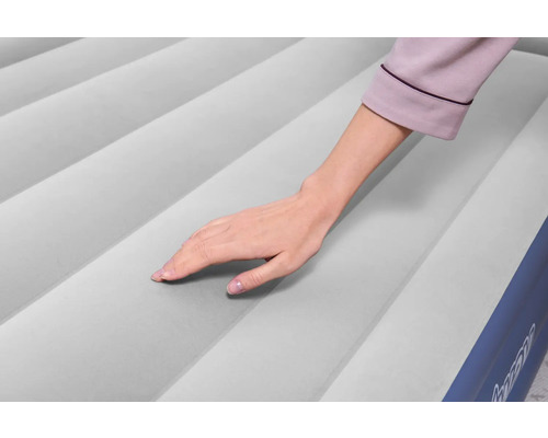 Detailaufnahme einer Hand auf einer Luftmatratze