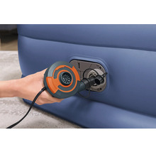 Aufblasbare Matratze wird mit elektrischer Luftpumpe aufgepumpt.