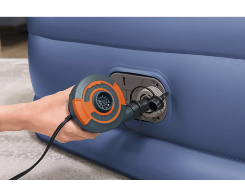 Aufblasbare Matratze wird mit elektrischer Luftpumpe aufgepumpt.