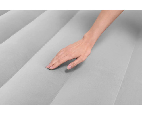 Detailaufnahme einer Luftmatratze mit Hand, die die Oberfläche berührt
