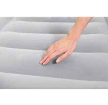 Detailansicht einer Luftmatratze mit Hand