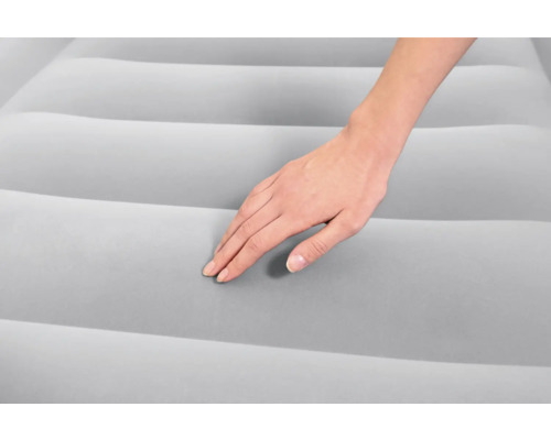 Detailansicht einer Luftmatratze mit Hand