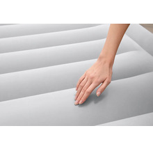 Detailaufnahme einer Hand auf einer Luftmatratze