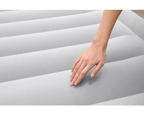 Detailaufnahme einer Hand auf einer Luftmatratze