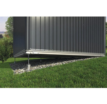 Detailansicht eines Gartenhauses mit Fundament auf einem Rasen