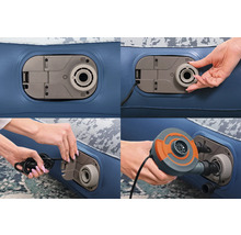 Detailansicht eines Luftbetts mit integrierter Pumpe und einer Person, die die Pumpe bedient