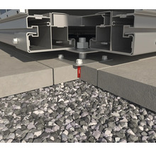 Detailansicht einer Unterkonstruktion, befestigt auf Betonplatten mit Kiesbett