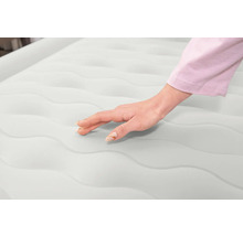 Detailaufnahme einer Luftmatratze mit Hand