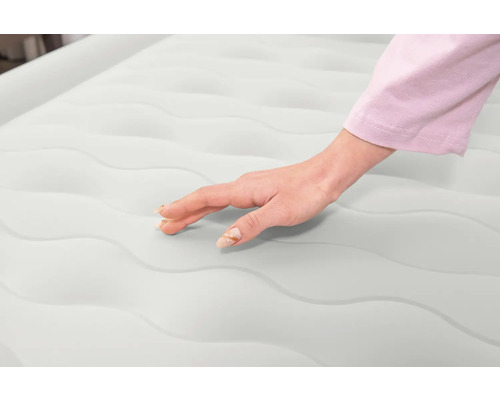 Detailaufnahme einer Luftmatratze mit Hand