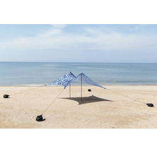 Sonnensegel am Strand mit Spannseilen und Sandsäcken
