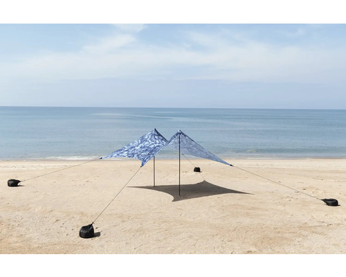Sonnensegel am Strand mit Spannseilen und Sandsäcken