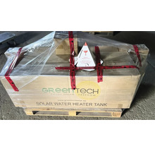 Verpackter Solarwasserspeicher von Green Tech auf Palette mit Warnhinweisen für zerbrechliches Glas