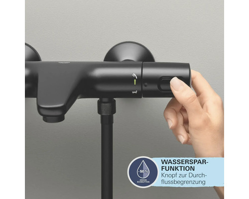 Schwarze Duscharmatur mit Wassersparfunktion in Nahaufnahme