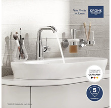 Modernes Badezimmer-Setup mit Waschbecken, Armatur, Seifenspender und Zahnputzbecherhalter, Grohe Logo, Hergestellt in Deutschland Siegel und 5 Jahre Garantie Siegel
