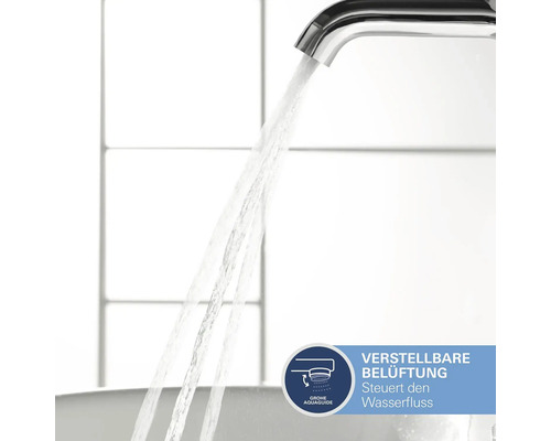 Wasserhahn mit fließendem Wasser und dem Hinweis: einstellbare Belüftung steuert den Wasserfluss