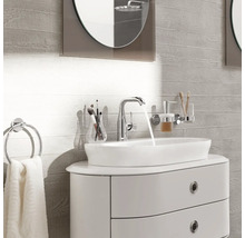Modernes Badezimmer mit Waschbecken, Armatur, Handtuchhalter und Spiegel
