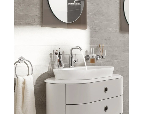 Modernes Badezimmer mit Waschbecken, Armatur, Handtuchhalter und Spiegel