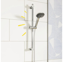 Duschstange mit Handbrause an der Wand montiert