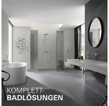 Helles Badezimmer mit Badewanne, Dusche, Waschtisch und Spiegel