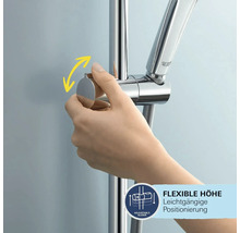 Brausestange mit Hand, die die Höhe der Brause verstellt