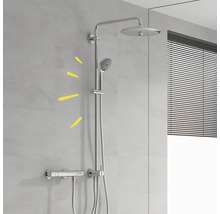 Duschsystem mit Kopfbrause, Handbrause und Thermostatbatterie an grauer Wand