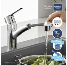Küchenarmatur mit Brausekopf, der Wasser in einen Topf mit Gemüse leitet, Grohe Logo