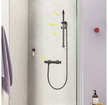 Duschsystem mit Regendusche und Handbrause im Badezimmer