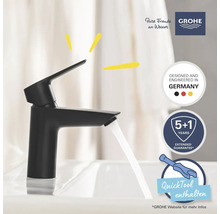 Schwarzer Wasserhahn von Grohe auf einem Waschbecken mit den Logos Designed and Engineered in Germany, Grohe, 5+1 Jahre erweiterte Garantie und Quicktool enthalten