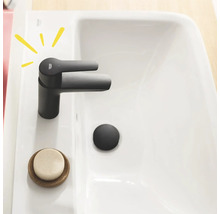 Waschbecken mit Grohe Wasserhahn, Seife und Abflussstopfen