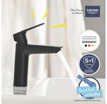 Schwarzer Wasserhahn mit Wasserfluss. Kennzeichen: Hergestellt in Deutschland. Fünf plus eins Jahre erweiterte Garantie. QuickTool enthalten. Grohe Logo.