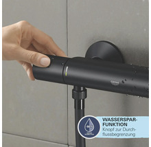 Schwarze Duscharmatur mit Wassersparfunktion und Hand, die einen Knopf bedient