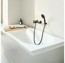 Aufnahme einer Badewanne mit Armatur und Duschkopf