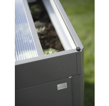 Detailansicht eines Hochbeets mit Biohort Logo.