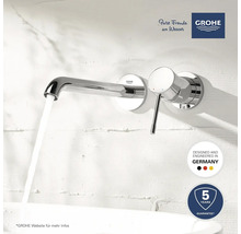 Aufputz-Waschtischarmatur mit fließendem Wasser vor einer weißen Wand. Grohe Logo. Hergestellt in Deutschland. Fünf Jahre Garantie.
